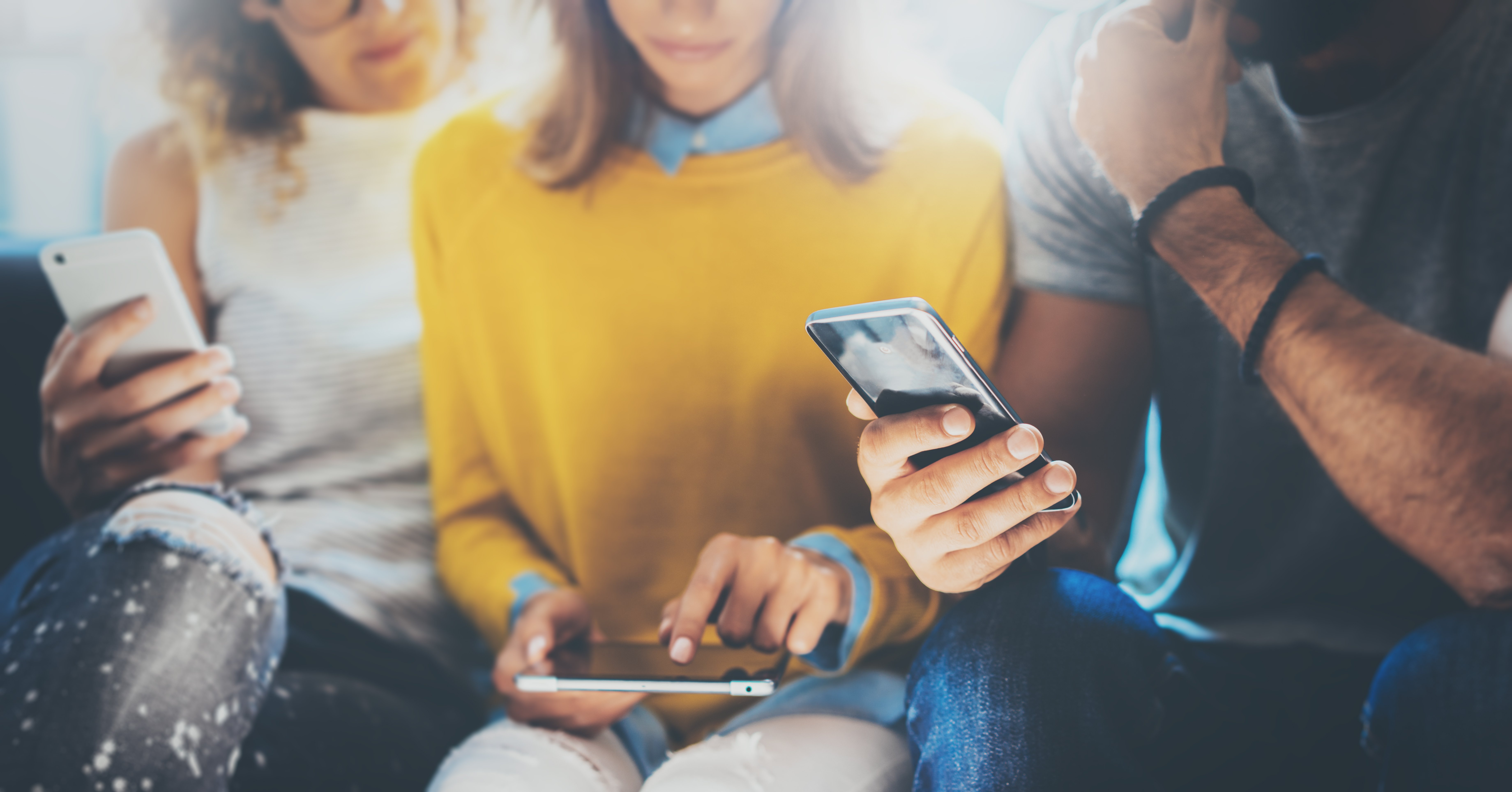 How to use single keyword ad groups in Google Ads - People looking at their smart phones
